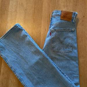 ✨Jag säljer dessa Levi’s jeans eftersom jag redan har ett par av samma modell. Dessa är i nyskick och bara använda några enstaka gånger. De är raka och i W26. Ordinarie pris: 1299kr. Köparen står för frakt.Tveka inte på att höra av dig om du har frågor och vid intresse.✨