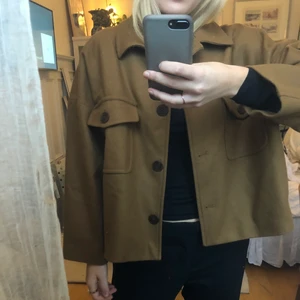 Kort jacka - En kort jacka från zara i en fin brun färg i en kortare ocersized modell