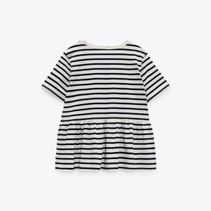 Randig volang t-shirt - Säljer min randiga volang t-shirt från zara. Jättefin men kommer inte till användning längre