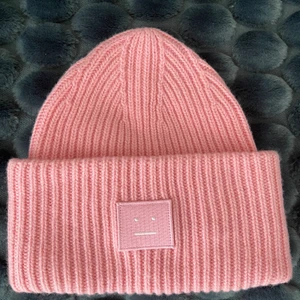 Acne Mössa, Blush Pink - Nu säljer jag min nästintill oanvända acne mössa i färgen blush pink!! En jättefin mössa som är i jättebra skick!!💕💕