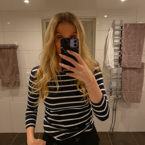 marinblå tröja från race marine  - så fin och perfekt att ha på sommaren på västkusten💙 ärmarna är av kortare modell, fint skick och bra kvalitet.  pm vid frågor/önskemål om fler bilder