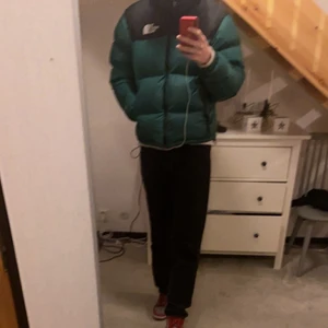 North Face 1996 Retro Puffer Jacket Grön - Söker byten eller säljer min jacka vid rätt pris.                              VIill byta mot Några dunks i storlek 44/44.5 eller något annat som One Of One,Evisu och lite allt möjligt.                 Kan lägga pengar i mellan, Eller ta emot pengar imellan.                                                                     Nypris ligger strax över 3000kr Storlek Large.                             Skulle säga 8.5/10 i cond inga flaws. Skriv för fler bilder 