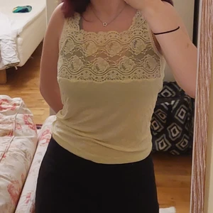 Gult linne med spets - Säljer detta linne med spets på framsidan eftersom den aldrig har kommit till användning💕💕 Kan mötas upp i Göteborg, annars tillkommer frakt❤ Först till kvarn!