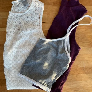 3 stycken toppar  - 3 stycken olika toppar från HM :) En vinröd Tank Top strl M. Den grå toppen strl M. Vita spetslinnet Strl XS. Alla är väldigt stretchiga så passar nog de flesta storlekar. Allt är i väldigt fint skick och säljs endast för att de inte kommer till användning.