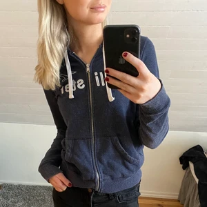 Holister tröja - Blå holister tröja i storlek xs. 200kr, köpare står för frakt. 