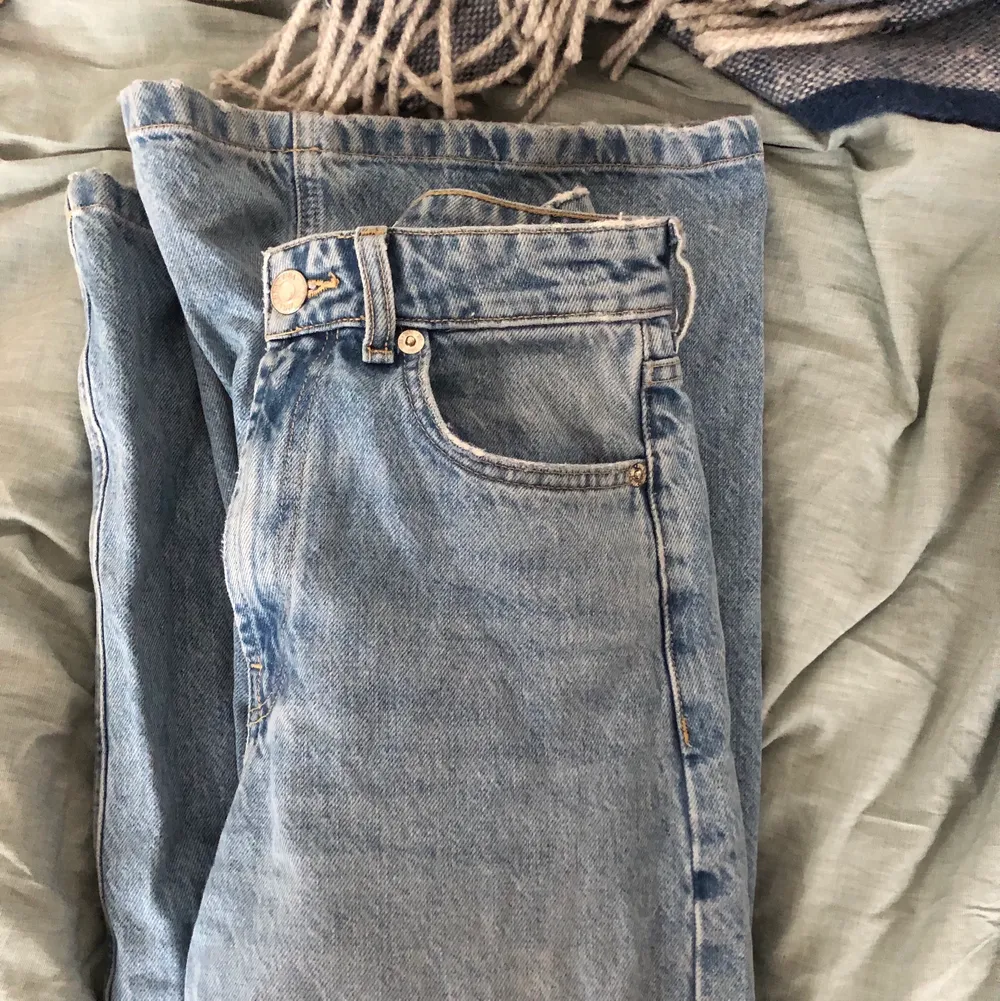 Lite skrynkliga på första bilden!! Perfekt långa och sitter perfekt. Jag har inte 34 i vanliga fall, utan typ 36/38, men dessa jeans sitter som jag vill i alla fall. Jeans & Byxor.