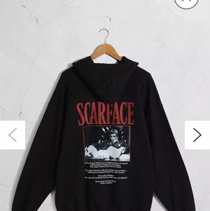 Scarface hoodie  - Jättecool oversized hoodie med scareface tryck på baksidan. Den är i använt skick och köpt på Urban outfitters för 699kr.