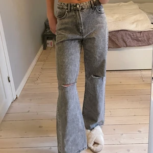 Jeans från bershka i strl 36 - Jeans från bershka i storlek 36. Midjemåttet är ca 66 cm. De är i nyskick och i en fin grå färg.