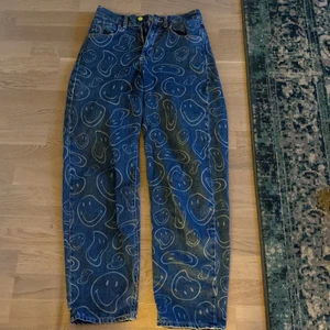 Smile jeans  - Säljer mina skit snygga y2k smiley byxor! Säljer pgd av att jag aldrig använder dem! Storlek 32 köpta av Pull&bear för typ 300-400kr säljer för 190kr ❤️😁