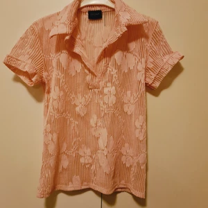 Söt blus i barnstol l - En sval barnpike i gott skick