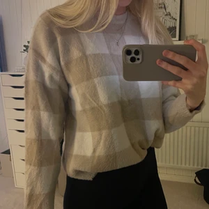 Beige rutig tröja  - Nästan aldrig använd, bra skick! Köparen står för frakten, kom privat för mer info och bilder💕
