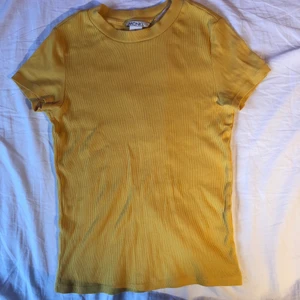 Tshirt  - Gul ribbad tshirt, bra skick. 