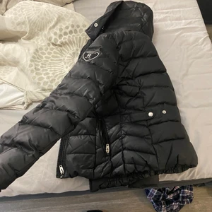 Rock and blue jacka storlek 34 - Säljer denna rock and blue jacka med äkta päls som är avtagbar men väldigt enkelt att sätta ditt igen. Den är i jätte bra skick utan några defekter vid intresse kan jag skicka fler bilder på skicket eller hur jackan ser ut på. Säljer endast för att min syster har växt ur den och bättre att sälja vidare då. Säljer för 1000kr men kan gå ned i pris vid snabb och smidig affär. OBS äkta päls❤️