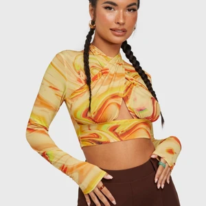 Gul/orange topp🔥 - Sååå snygg topp som tyvärr var i fel storlek för mig. Den är helt onanvänd och lappen sitter kvar. Köptes för 349 kr på Nelly.com💛🧡