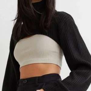 Trendig croppad tröja  - Säljer denna helt slutsålda ärm-tröja från hm som jag knappt använt. Inga defekter alls och skriv privat med vilka frågor som helst!❤️❤️❤️nypris 200kr