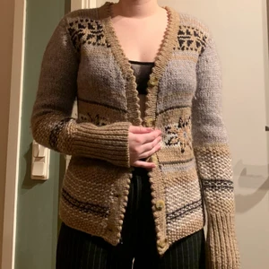 En stickad varm kofta - En jätte gullig varm kofta