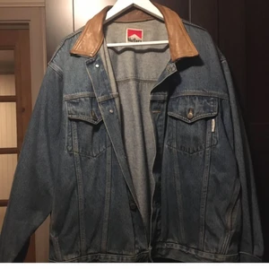 Vintage Marlboro denim jakke - Kjøpt på Depop. Oversized fit med skinn krage i brun