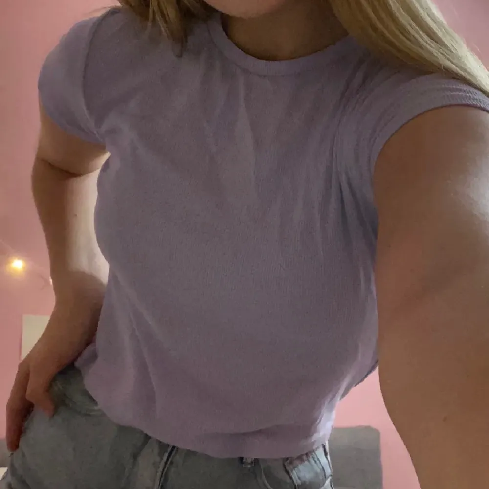 säljer denna lila ribbad t-shirt från weekday! köpt på plick förra året (första bilden är lånad från förra säljaren), men har nu bytt stil så den kommer inte till användning. 💘 använd fåtals gånger och är i jättebra skick! inga fläckar eller andra defekter. passar XS-M skulle jag säga, men är strl S egentligen. skriv om ni har frågor🌟💋. T-paidat.