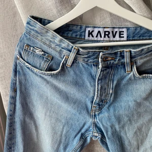 Karré jeans, 36/38 - Säljer dessa blåa karve jeans då de inte kommer till användning längre. Skulle säga att de passar någon med storlek 36/38💕 kan skicka eller mötas upp i centrala Stockholm 