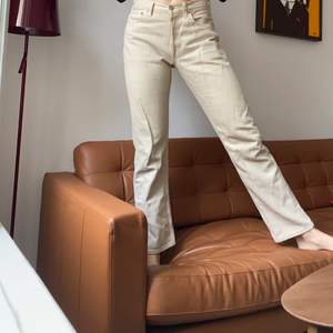 Ett par beige jeans från Levi’s. Modell 501 och storlek w32 l32. Pris exklusive frakten.