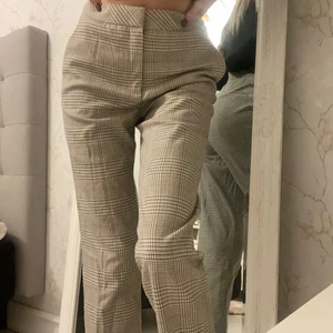 Rutiga kostymbyxor - Rutiga kostymbyxor med inslag av rosa, aldrig använda pga att dem är för stora för mig, storlek 34💓