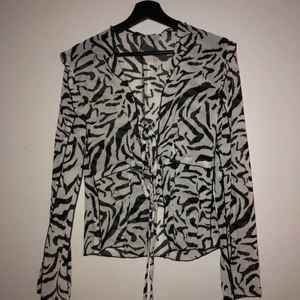 Transperant blus med mönster y2k - Fin transparent blus med mönster 