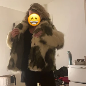 Pälsjacka dam strl (M)  - (Fake päls). Säljer min älskade pälsjacka från H&M som har burits ca 4/5 gånger på utgångar. It’s giving very much extra😍. Min mamma fick modella jackan, men for referens så har jag har storlek 38 i jackor och mamma strl 40. Jackan har inga tecken på användning, jag röker inte och den har behandlats bra.