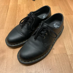 Dr Martens Vegan size 41 - Bought new in London 2020, really tried to tell myself that they will get worn in, but came to the (literally) painful realization that i bought a size too small. Some wear and creasing, but overall in good condition. 