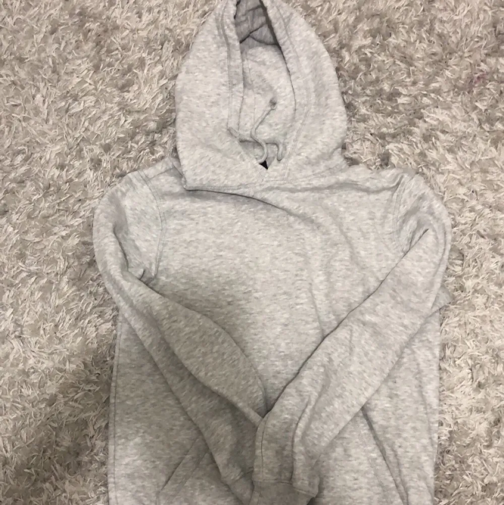 Superfin oanvänd grå hoodie i toppen skick, inte fått någon användning av!! 💗 Gratis frakt vid köp av fler saker!! 📦✅. Hoodies.