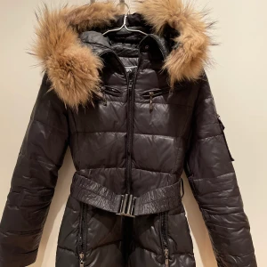 Hollies jacka stl 32  - Säljes då den blivit för liten. 