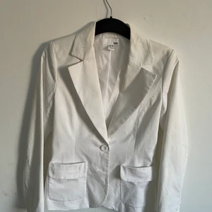 Vit kavaj  - Jättefin vit kavaj som är välanvänd, jättefin både till vardags och till finare tillställningar. Den är kroppad och framhäver kroppens kurvor väldigt snyggt 