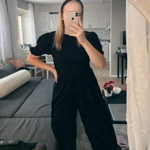 Jumpsuit Missguided  - Jumpsuit från Missguided. Dragkedja på sidan och knytning i ryggen. Nyskick, prislapp kvar 💛 Strl 38