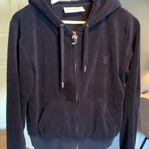 Juicy couture kofta  - Marinblå juicy couture kofta, super mysig och knappt använd. Nypris 1100kr