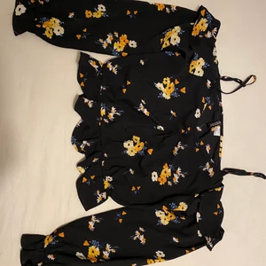 Sommar topp från H&M - Fin sommar topp från H&M, passar fint till vardagen men är också festligt. Har aldrig använts.