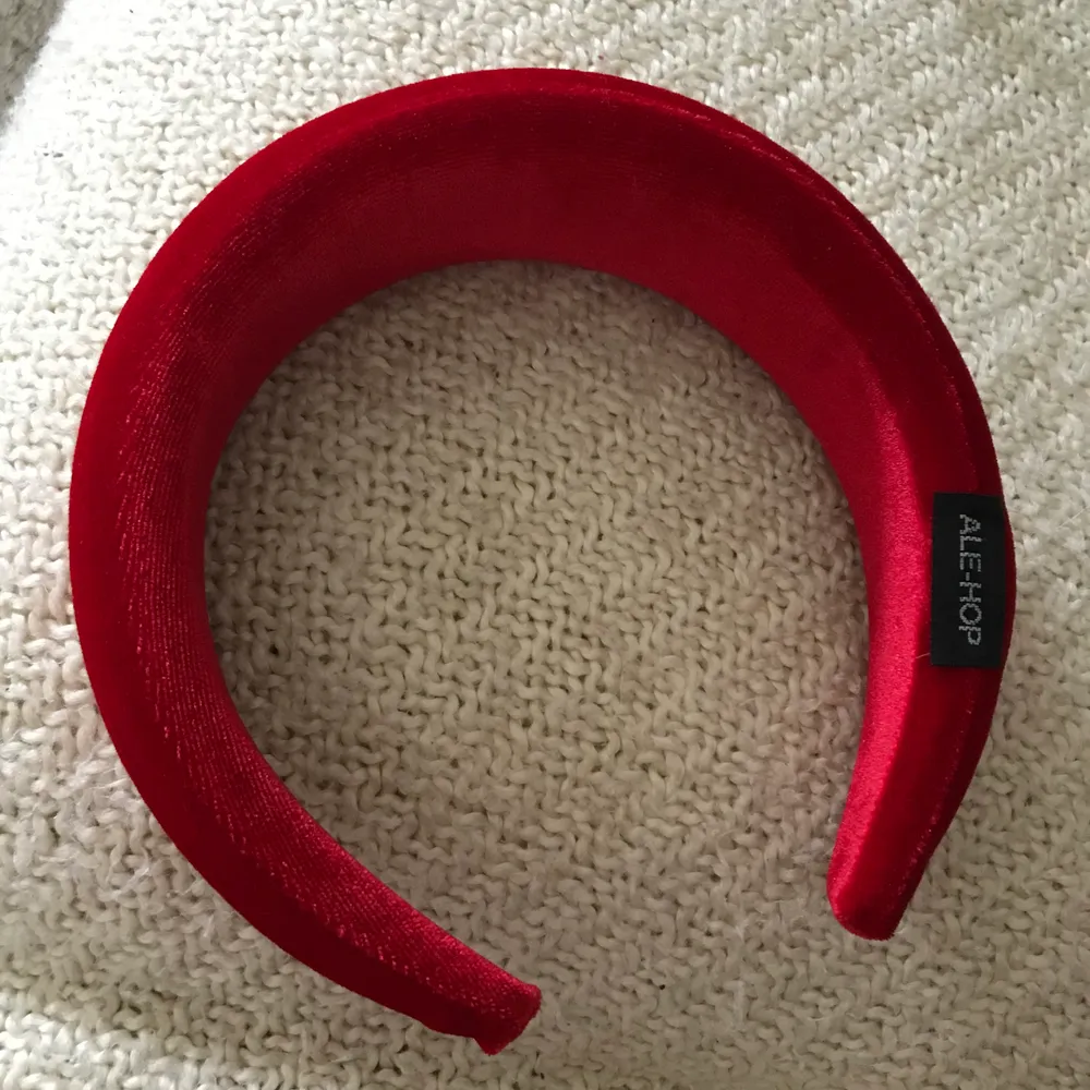 Ett så fint vadderat diadem/hårband i röd sammet ❤️ Så trendigt och snyggt! I perfekt skick, säljes då det inte används 😭✨ . Accessoarer.