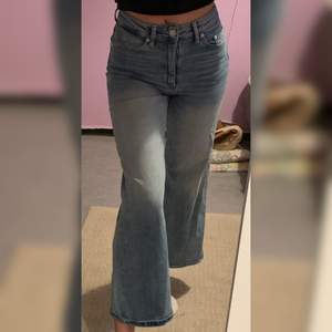 Sjukt snygga Denim jeans från H&M med hög midja som jag säljer pga att den är snäppet för liten!☺️💓 Modellen är: Wide Highwaisted Ankle-lenght. Om fler är intresserade kan det budas i kommentarerna:) DM för fler bilder. Frakt tillkommer efter vägning☺️