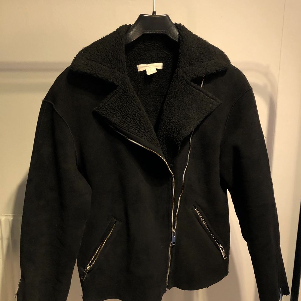 Säljer denna jackan jag köpte från HM för något år sedan. Materialet är i mocka och ull imitation! Använd mycket men fortfarande i rätt gott skick, kan vara lite veck vid armarna. Fråga gärna om fler bilder! Köparen står för frakten (110kr) och betalning sker via Swish! Titta gärna på mina andra annonser🤎🥺. Jackor.