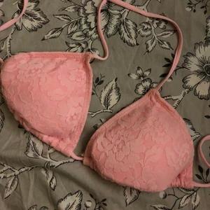 Bikiniöverdel  - Söt rosa bikiniöverdel med spets, söker för att den är för liten, man knyter i båda nacken och ryggen💗 toppskick och köpare står för frakt. Säljer matchande underdel oxå!