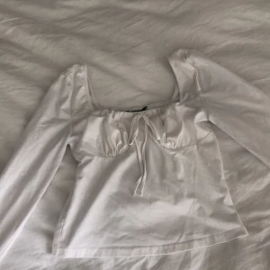 Vit topp 🤍 - Jättefin vit topp ifrån Shein, använd en gång så i väldigt fint skick! Står storlek M men passar mig som är en XS-S. Frakt är gratis 🤍