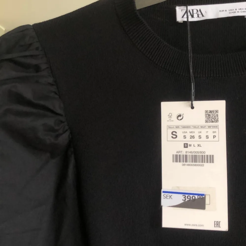 Säljer en svart oanvänd långärmad tröja från Zara i storlek S. Nypris 400 kr. köparen står för frakt.. Toppar.