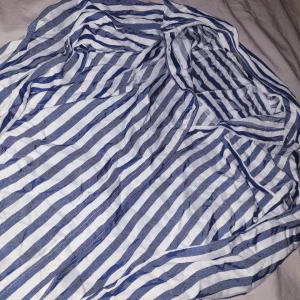 Skjorta Zara - Randig jättefin skjorta från Zara. Använd få gånger. I nytt skick lite skrynklig men bara att stryka 🥰
