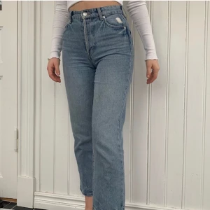 Jeans H&M strl 32 - Snygga högmidjade jeans💘 väldigt smickrande passform och perfekt jeansfärg. I bra skick. Tveka inte med att kontakta oss för köp, frågor, mått etc