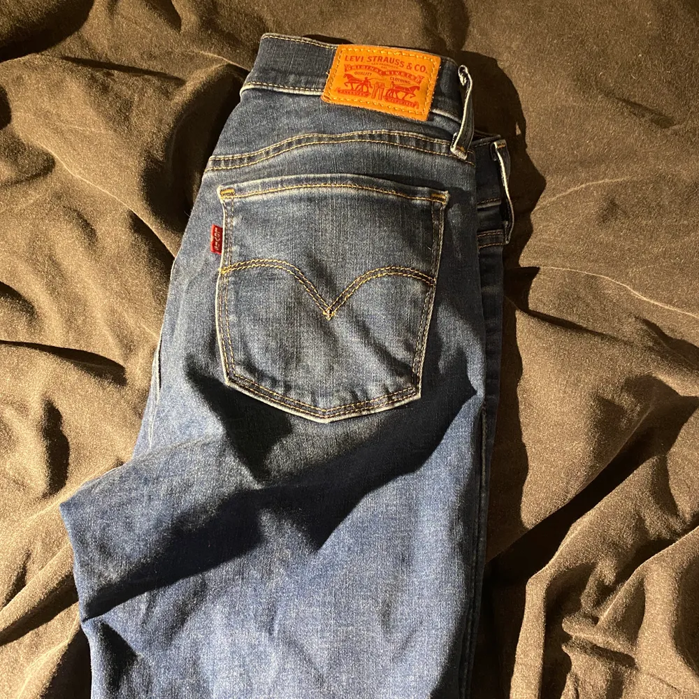 Levis jeans som nya. Ljusblå mycket streshigt material. Normal hög midja.. Jeans & Byxor.