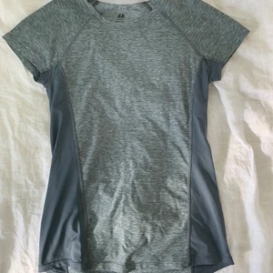 Träningströja HM strl Xs - En figursydd , snygg träningströja från HM. Den är i bra skick och inget täcken på använd under träning. Materialet är vanligt tränibgsmaterial, stretchigt. Köparen står för frakten