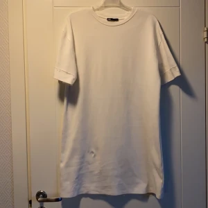 Klänning från Zara - Använd en gång, fin basic sommarklänning! 