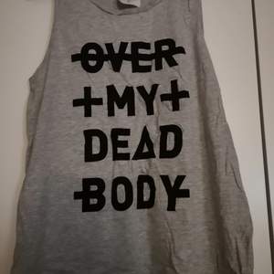 Fint grått linne ifrån Cheap Monday med texten over my dead body. Knappt använt! 