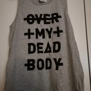 Cheap Monday linne Storlek L - Fint grått linne ifrån Cheap Monday med texten over my dead body. Knappt använt! 