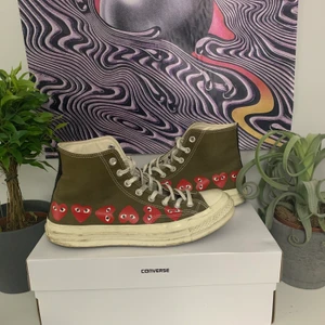 comme des garcons/commes des garçons converse  - snygga khaki/bruna converse från  comme de garçons play. väldigt bra skick, inte använda så mycket. fick de i present o har för mycket skor:) meetup i gbg eller frakt 