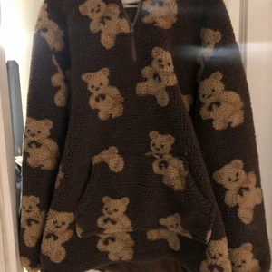 Oversized Hoodie med nallebjörnar på - Världens mysigaste oversized Hoodie i teddymaterial. Massor med nallebjörnar som tryck. Storlek L. Spårbar frakt!