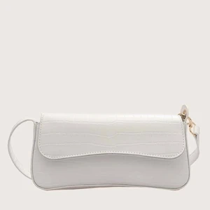 väska - säljer min vita handväska som jag inte använder längre ✨ frakt tillkommer på 40kr!